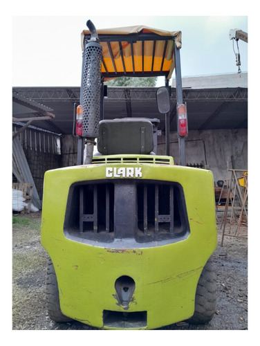 Autoelevador Clark -  Perkins 4 Diesel  3.000 Kg