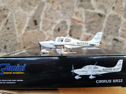 Avion Cirrus Sr22 N2525v Edición Sportys En La Escala 1:72
