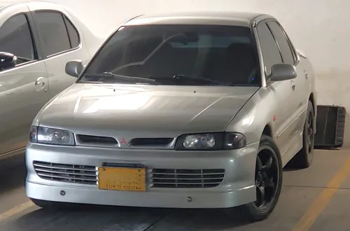 Mitsubishi Lancer 1.3 Gl 5 p