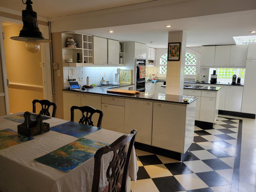 Casa De Estilo En Barrio Parque