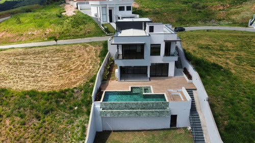 Casa Com Amplo Espaço De Lazer Particular