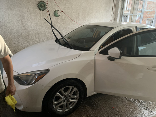 Toyota Yaris SD R XLE AT