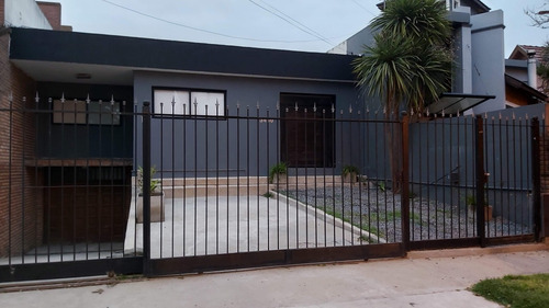 Casa Amplia Con Cocina, Comedor, Patio,, Quincho, Cochera