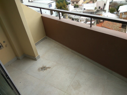 Imagen 5 de 10 de Alquiler De Departamento 1 Ambiente Sáenz Peña / Cochera