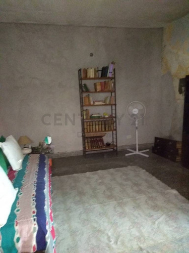 Imagen 4 de 8 de Local O Garage Con Vivienda Y Fondo Con Galpon