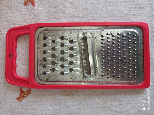 Rallador Manual De Cocina Metálico Con Borde Plastico