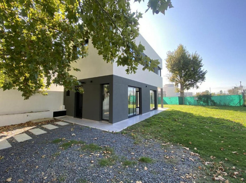 Casa En Venta - 2 Dormitorios 2 Baños - Cochera - 280mts2 - Manuel B. Gonnet