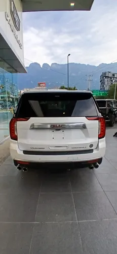 GMC Yukon DENALI 10 VEL AWD AT