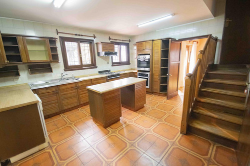 Casa De 5 Ambientes Escritorio, Playroom Y Dependencia De Servicio En Venta, En La Lucila.