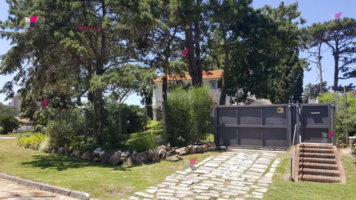 Espectacular Casa En Una Zona Magnifica De Punta Del Este.- Ref: 9270