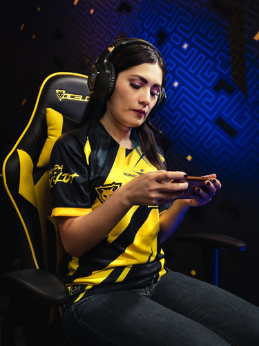 Silla Gamer Ergonómica Reclinable Ocelot Gaming OGS-02 de piel sintetica negra con amarillo brazos 2D piston clase 4 soporta hasta 150 kg con cojin lumbar y cervical