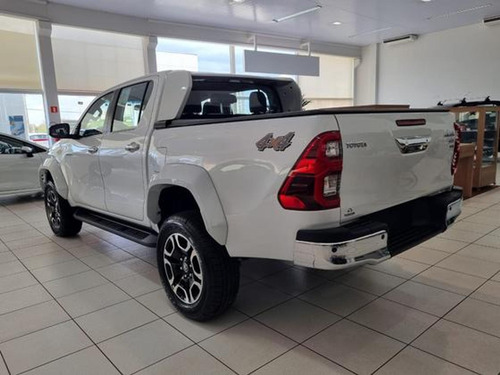 Toyota Hilux 2.8 D-4D TURBO DIESEL CD SRX PLUS 4X4 AUTOMÁTICO
