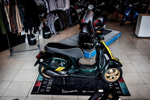 Imagen 2 de 25 de Vespa Gts Super 300 Racing Sixties Disponible Ya