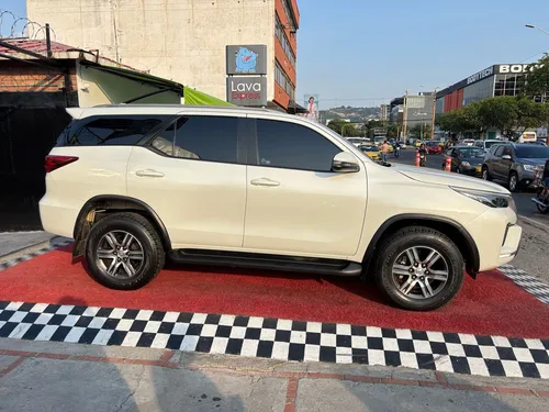 Toyota Fortuner Sr 2.4 4x2 At Diesel
