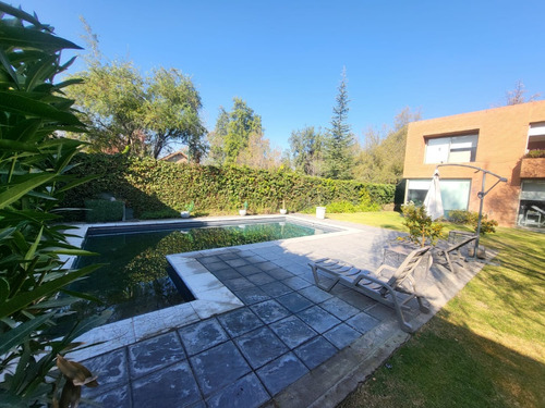 Colegio Everest/ Gran Casa 6 Dorm, 2 Salitas Estar, 1000 Mt2