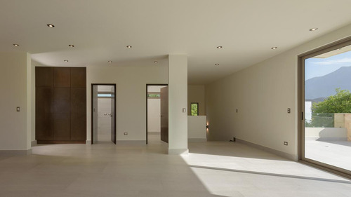 Residencia Con Acabados De Lujo En Dos Encinos, En El Uro Zona Carretera Nacional Con 4ta Recámara En Planta Baja, Frente A Área Verde, Lista Para Estrenar!!