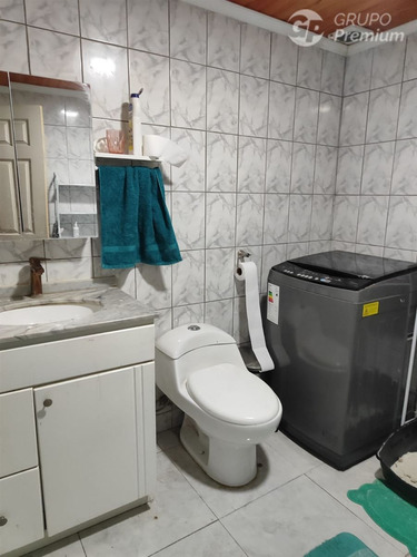 Casa En Venta De 5 Dorm. En Cerro Navia