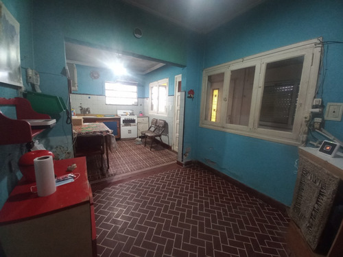Casa 3 Ambientes Con Garaje Y Parque, A Reciclar Parcialmente, En Barrio Santa Monica