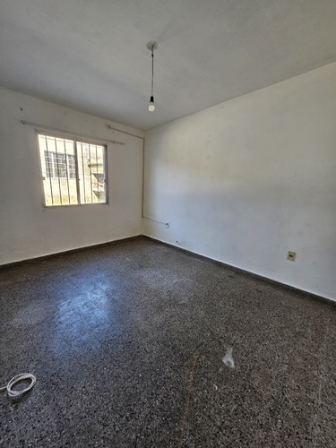 Casa Con Amplio Galpón Al Fondo