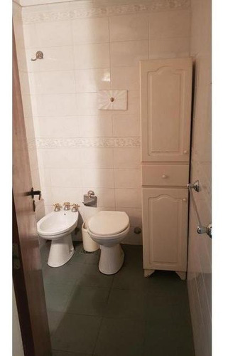 Imagen 10 de 30 de Piso Al Frente - 4 Ambientes Con 2 Cocheras Y Baulera - Patio Y Parrilla Villa Luro