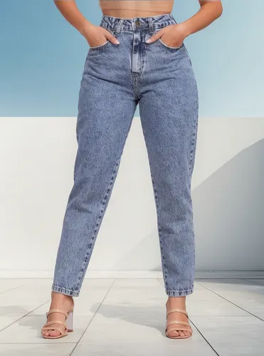 Modelo vestindo calça Mom Jeans de cintura alta com lavagem marmorizada, vista de frente.