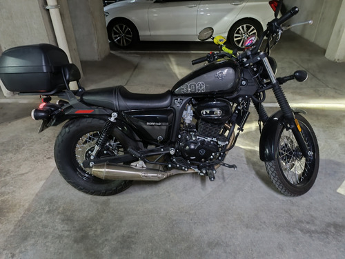 Hermosa Moto De Color Negro, Con Dos Cascos, Funda Y Candado