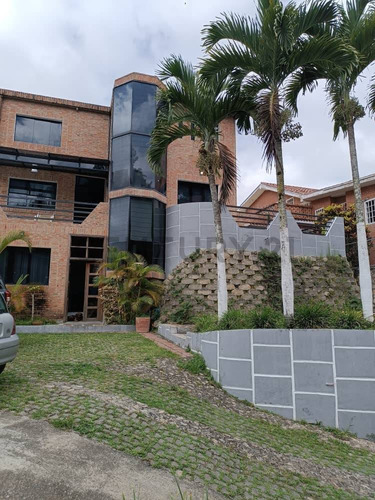 Espaciosa Casa Con Anexo Ubicada En El Sector Los Robles, Municipio El Hatillo