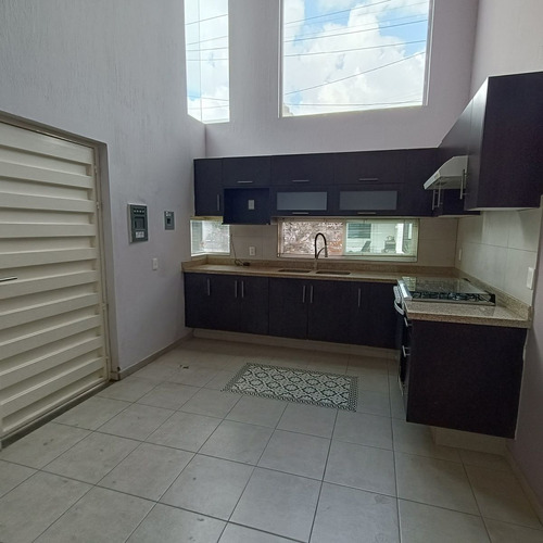 Casa En Venta En Residencial Las Moras, De Una Planta Con Doble Altura La Tijera