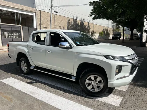 Mitsubishi L200 2.4 Cabina Doble 4x2 Mt