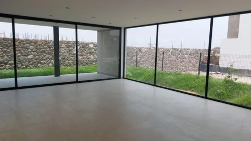 Casa Con 4 Recámaras, Una En Planta Baja, Privada Con Alberca. Lomas Del Campanario Norte