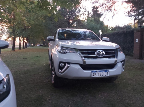 Imagen 3 de 19 de Toyota Hilux Sw4 2017 2.8 Srx 177cv 4x4 7as At