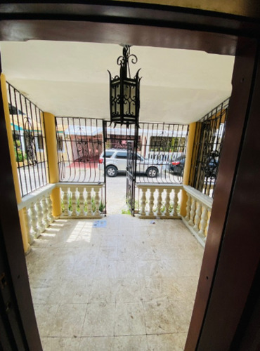 Oportunidad, Casa De 3 Habitaciones En Venta, El Cacique, Santo Domingo