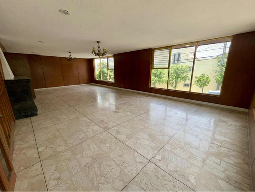 Casa De 5 Recámaras En Lomas Del Huizachal.