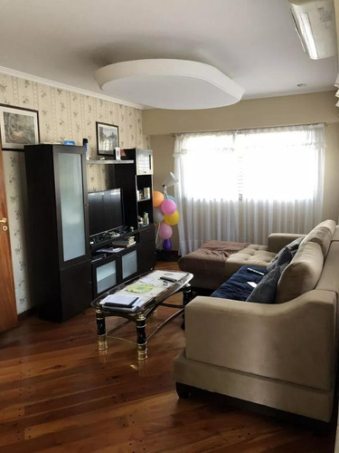 Casa En Venta - 4 Dormitorios 5 Baños - Cochera - 250mts2 - Lomas De Zamora