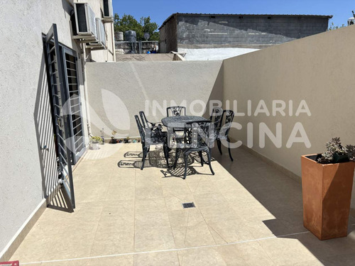 Departamento 2 Dormitorios Con Patio Y Cochera. Centro
