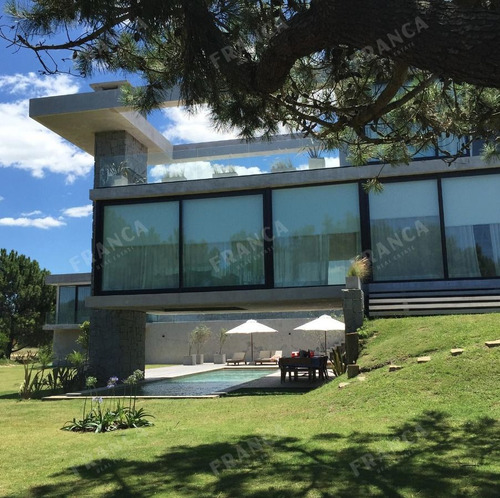 Casa De Lujo En Barrio Cerrado Laguna Escondida, José Ignaci (ref: Fro-542)