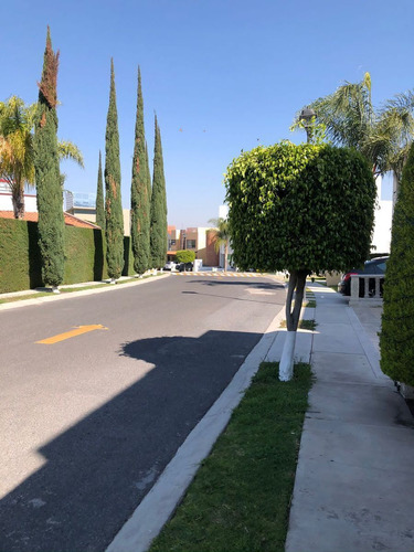 En Venta Casa En Centro Sur, Claustros, Gran Ubicación, Alberca, 3 Recamaras..