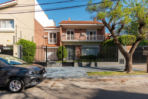 Espectacular Casa Con Cinco Dormitorios, Gran Jardin Y Piscina De Libertador Al Rio, Martinez.