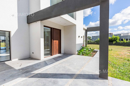 Imagen 9 de 30 de Casa En Venta A La Laguna En Canton Norte- Maroto Propiedades-