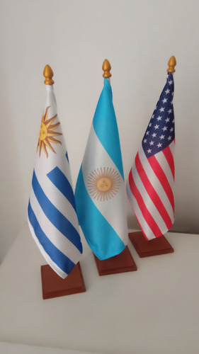 3 Banderas Argentina Uruguay Eeuu Con Mástil Y Base Madera