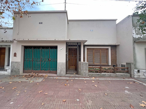 Casa En Venta, 2 Dormitorios, Cochera Y Patio. Saladillo.