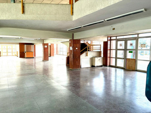 Gran Local Comercial Con Excelente Exposicion Y Estac.