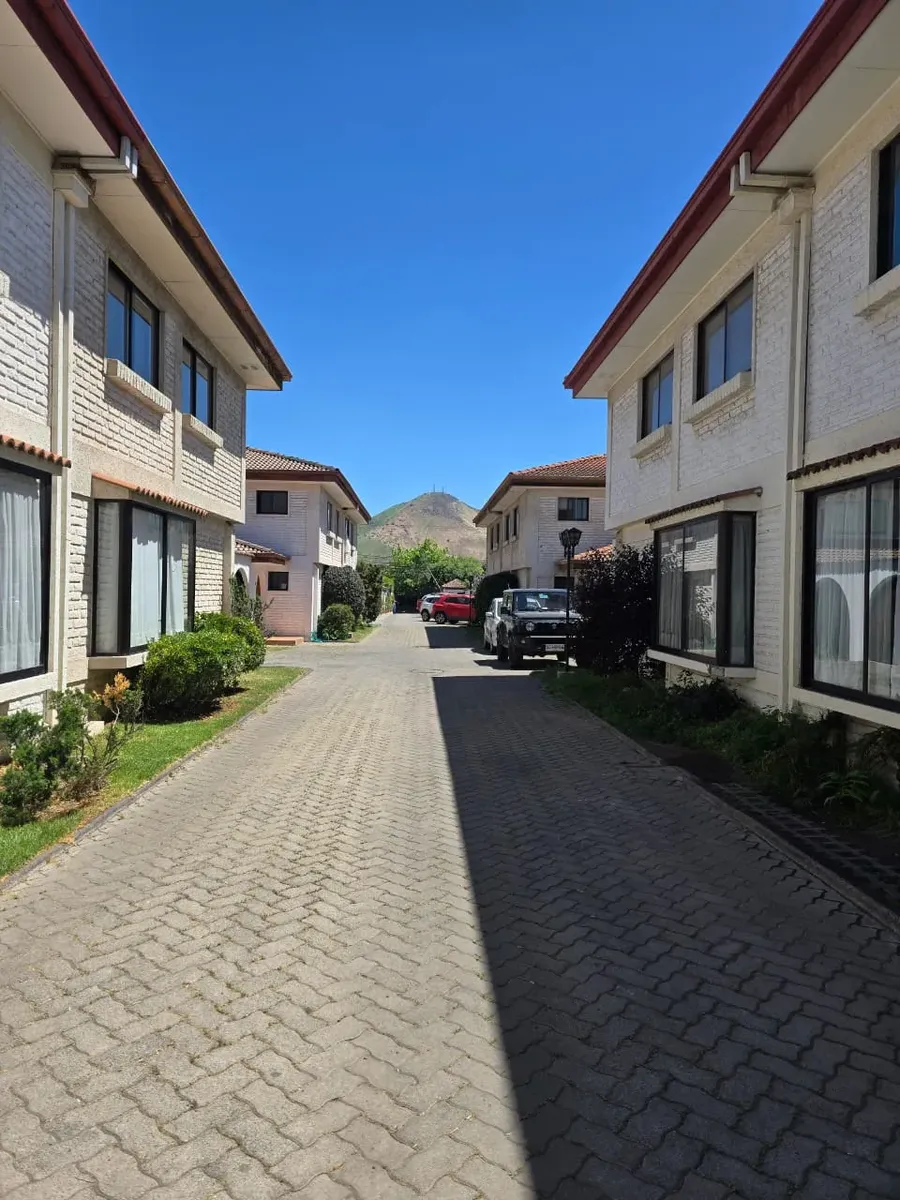 Imagen 2 de 17 de Se Vende Bella Casa En Condominio De Calle Barros Arana.