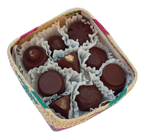 Imagen 2 de 4 de Caja De Palma Con Chocolates Rellenos De Sabores Oaxaqueños