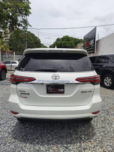 Imagen 5 de 11 de Toyota Fortuner