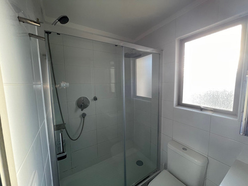 Moderna Casa Mediterranea En Condominio Seguro