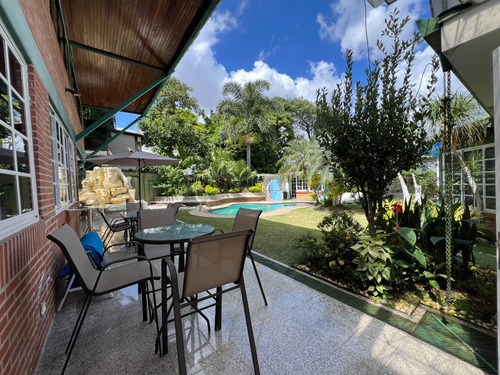 En Venta Casa Urbanización Colinas De Santa Mónica, Con Piscina Y Calle Cerrada.