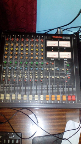 Consola Tascam M-208