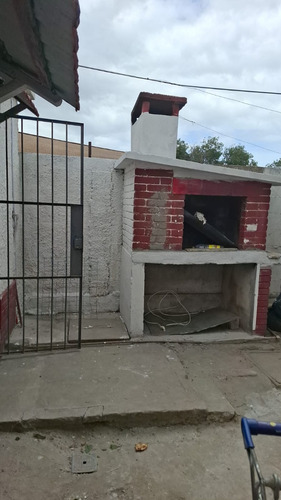 Alquiler De Casa De Dos Dormitorios Con Parrillero En Barrio Flor De Maroñas Garantías: Seguros, Anda Ó Cgn.