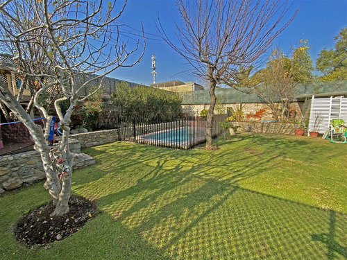 Casa En Venta De 3d, Gran Jardín Y Piscina En Providencia